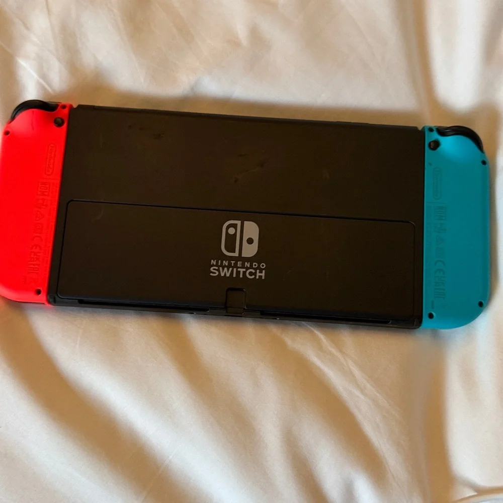 Nintendo oled included with HDMI wire and usb charger